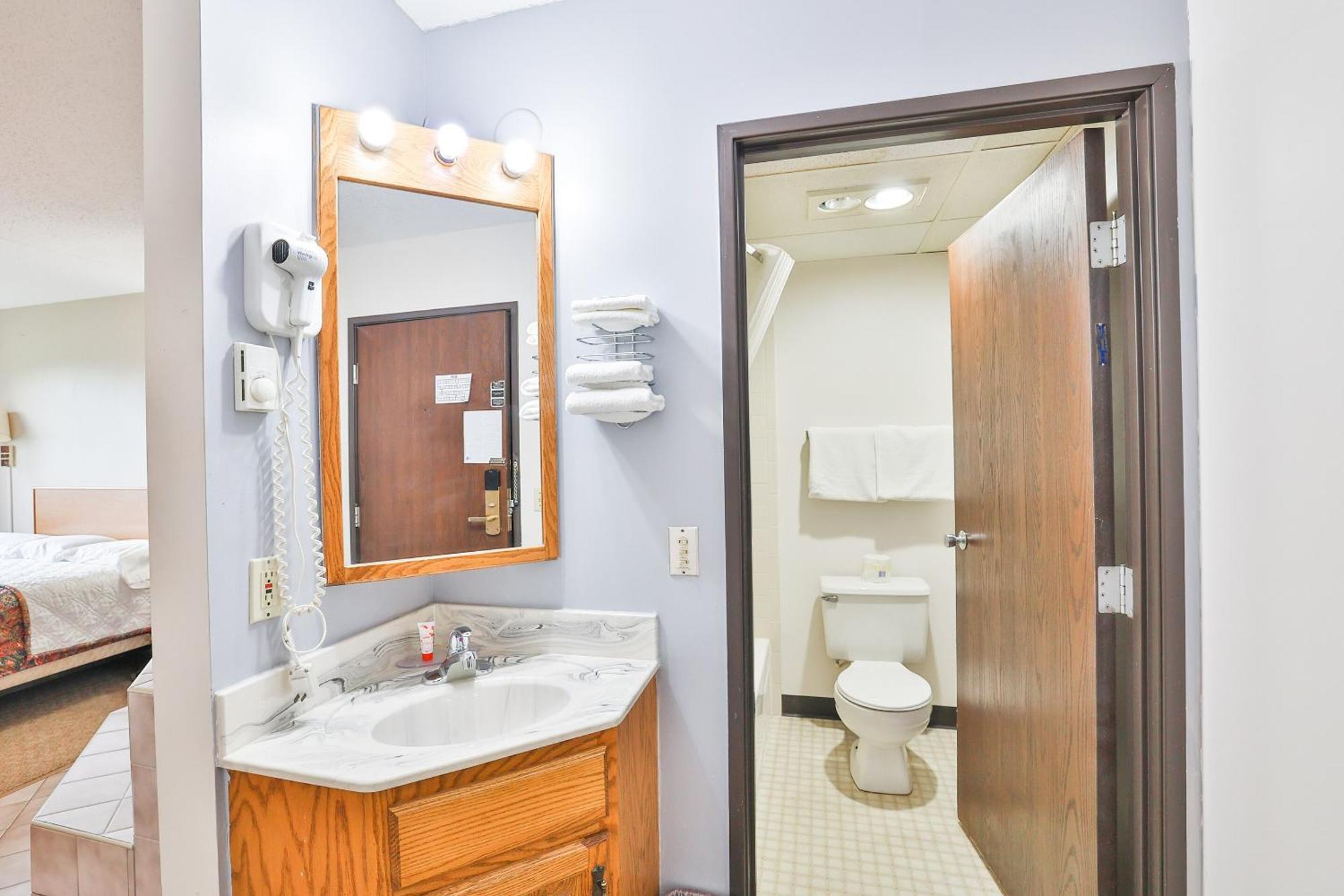 Oyo Mn, Canterbury Park Hotel