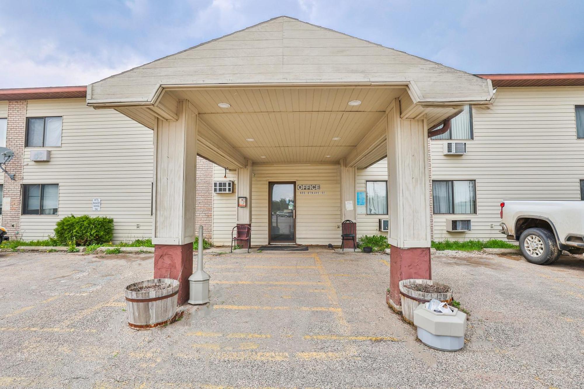 Hotel Oyo Mn, Canterbury Park Pipestone