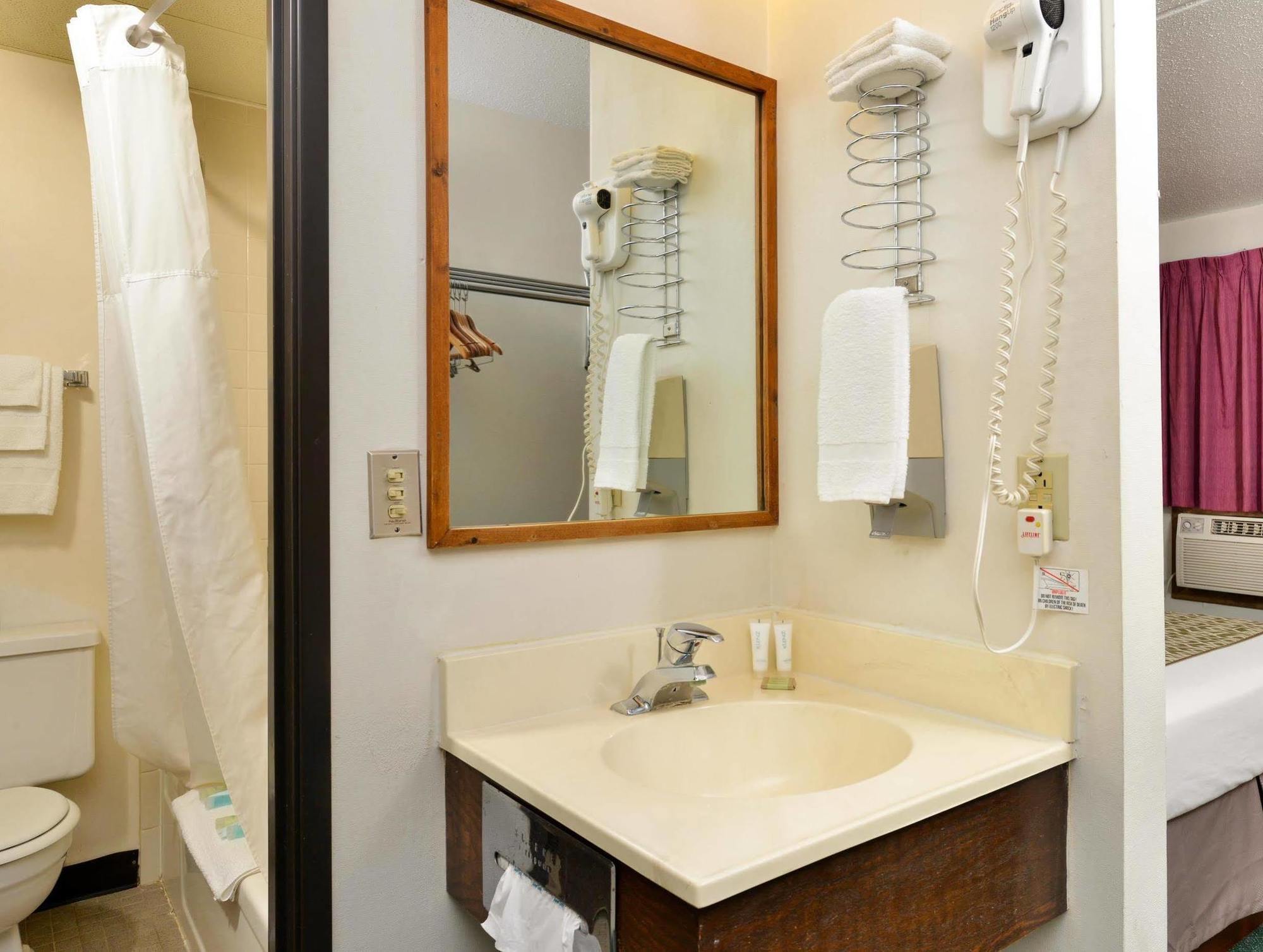 Oyo Mn, Canterbury Park Hotel 3*